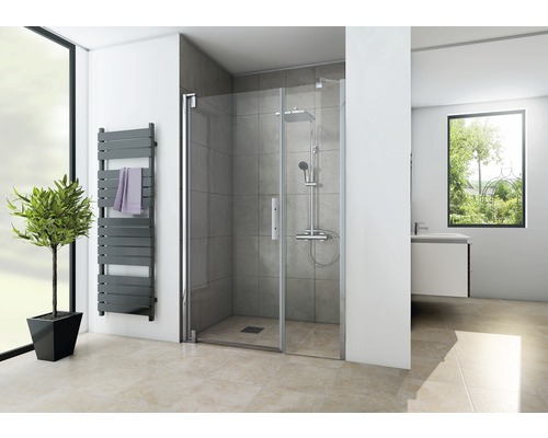 Modernes Badezimmer mit Duschkabine, Handtuchwärmer und Pflanze