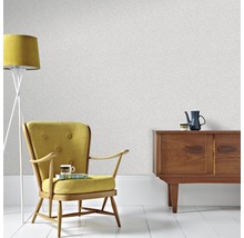 Exemple d''aménagement avec papier peint à motifs, fauteuil, lampadaire et commode