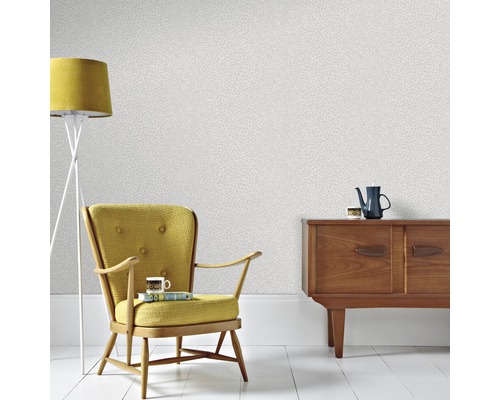 Exemple d''aménagement avec papier peint à motifs, fauteuil, lampadaire et commode