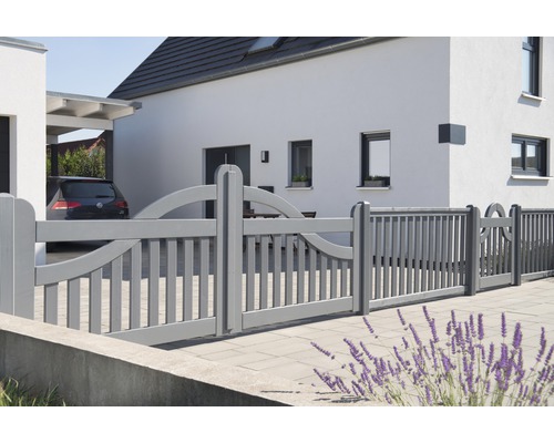 Portail de jardin gris devant une maison