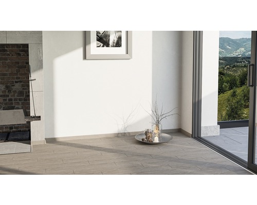 Pièce lumineuse avec carrelage en céramique imitation bois, cheminée ouverte et porte coulissante