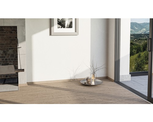 Pièce lumineuse avec carrelage, cheminée barbecue et porte-fenêtre