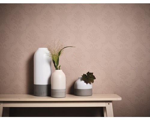 Papier peint décoratif à motifs floraux et trois vases sur une table