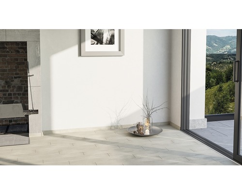 Heller Raum mit Fliesenboden, Wanddekoration und Blick ins Grüne