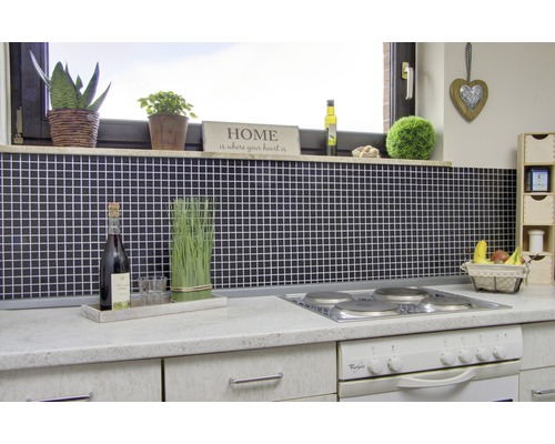 Scène de cuisine avec mur en mosaïque, décorations et appareils de cuisine