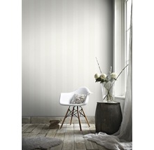 Salon avec papier peint rayé, chaise, table d''appoint et vase de fleurs