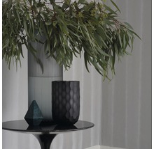 Scène décorative avec vases, table et plantes pour intérieurs.