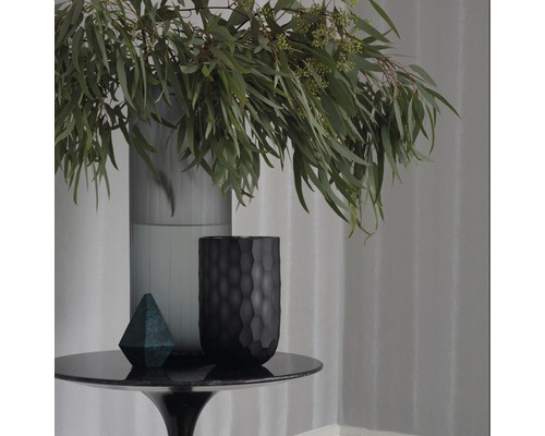 Scène décorative avec vases, table et plantes pour intérieurs.