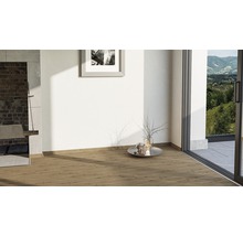 Heller Raum mit Holzfußboden, Grillstelle und Blick ins Grüne