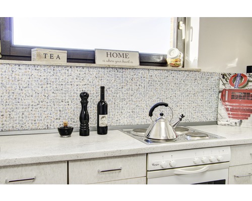 Scène de cuisine avec carrelage mosaïque, cuisinière et articles de décoration