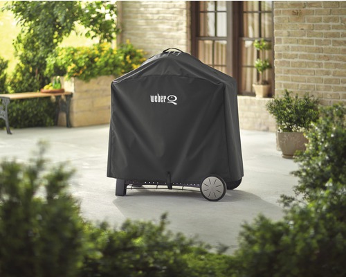 Weber Q Grill mit Abdeckhaube auf einer Terrasse