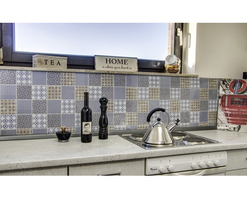 Scène de cuisine avec carrelage, plaque de cuisson et ustensiles de cuisine