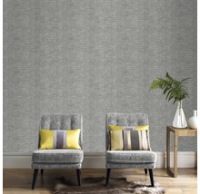 Intérieur décoratif avec papier peint gris à motif crocodile, deux chaises et une table d''appoint.