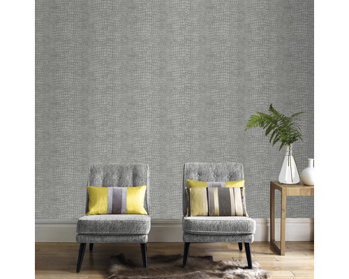 Intérieur décoratif avec papier peint gris à motif crocodile, deux chaises et une table d''appoint.