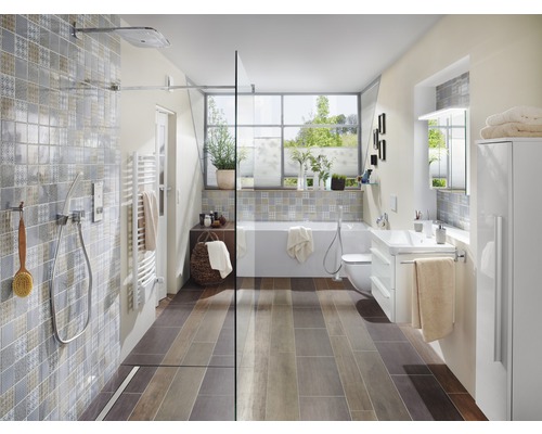 Salle de bains avec douche, baignoire, lavabo et toilettes au design lumineux