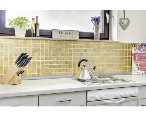 Scène de cuisine avec des carreaux de mosaïque, une cuisinière et des ustensiles de cuisine