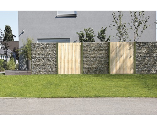 Clôture en gabion avec éléments en bois dans le jardin
