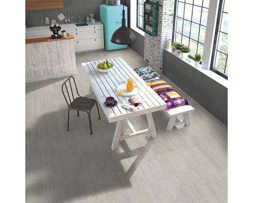 Cuisine lumineuse avec table à manger, chaise et revêtement de sol imitation bois