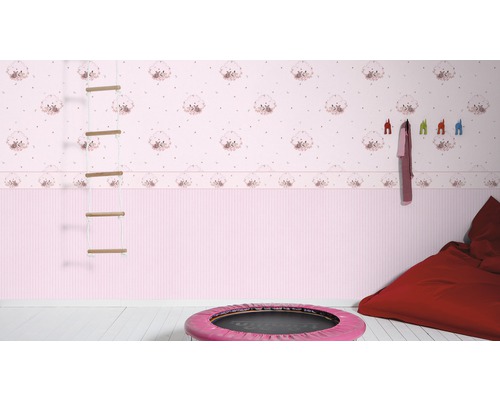 Rosa Kinderzimmer mit Tapete, Sprossenwand, Trampolin und Sitzsack