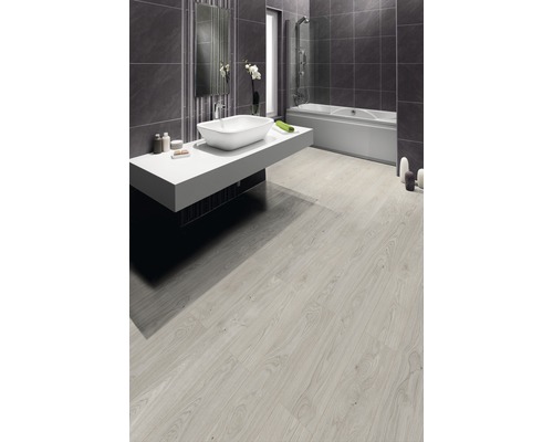 Salle de bains moderne avec sol stratifié, lavabo et baignoire