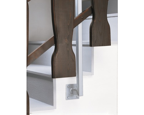 Detailansicht einer Treppe mit Holzgeländer und Glasgeländer