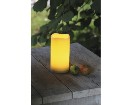 Bougie LED décorative sur table en bois avec pommes