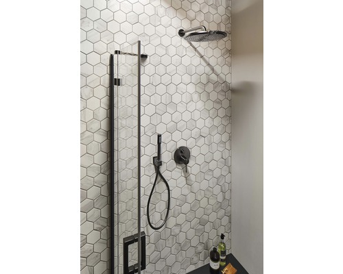 Salle de bains avec douche, robinetterie et carrelage hexagonal