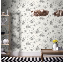 Salon décoratif avec papier peint à motifs floraux, étagère en bois, table en bois et suspensions