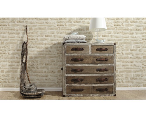 Kommode mit sechs Schubladen, Lampe und dekorativen Körben vor einer Backsteinmauer