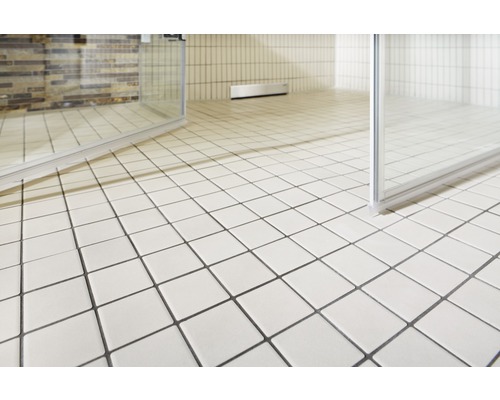 Badezimmer mit quadratischen Bodenfliesen und Duschkabine