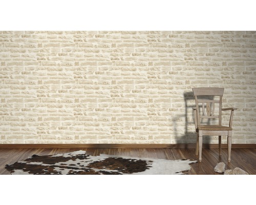 Wohnraum mit gemusterter Tapete in Steinoptik, Holzboden und Sessel