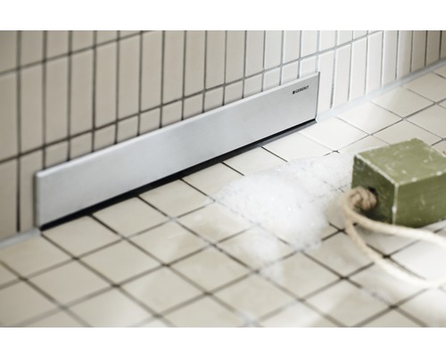 Bodenebene Duschrinne mit Geberit Logo im Badezimmer.