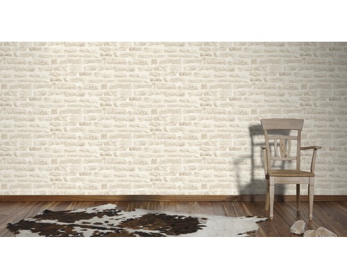 Wohnraum mit Mauerwerk Tapete, Holzstuhl und Teppich