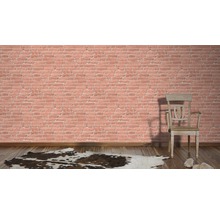 Pièce avec mur de briques, plancher en bois, tapis en peau de vache et chaise en bois