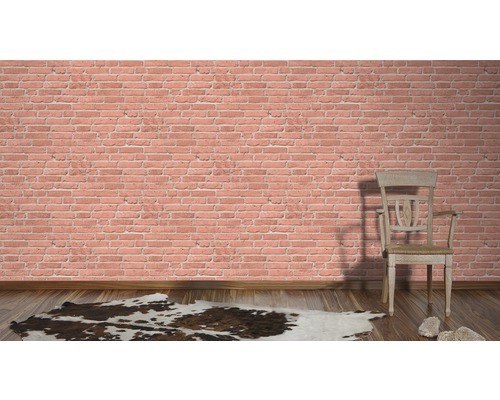 Pièce avec mur de briques, plancher en bois, tapis en peau de vache et chaise en bois