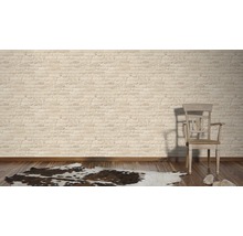 Pièce lumineuse avec mur en briques, plancher en bois, chaise et tapis en peau de vache