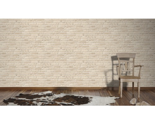 Heller Raum mit Ziegelwand, Holzboden, Stuhl und Kuhfellteppich