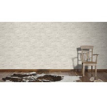 Pièce lumineuse avec mur de briques, plancher en bois, tapis et chaise
