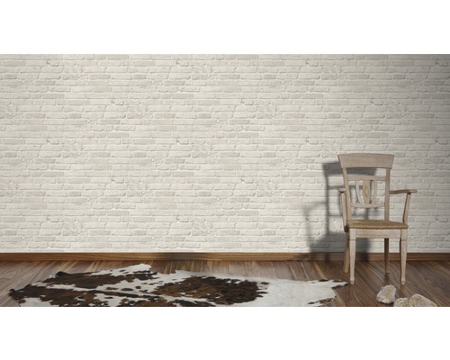 Heller Raum mit Ziegelwand, Holzboden, Teppich und Stuhl