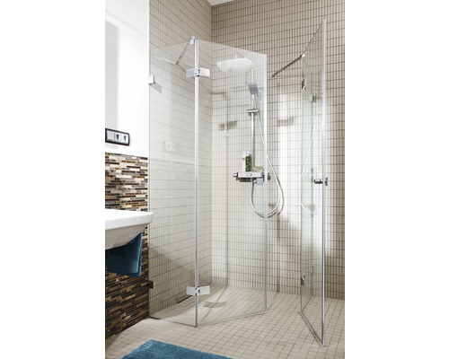 Douche à l''italienne avec pomme de douche et robinetterie dans la salle de bain