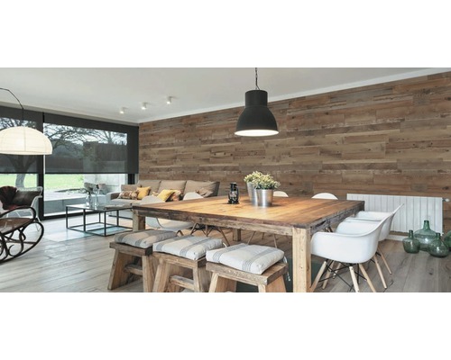 Salon avec mur en bois, table à manger, chaises et fenêtre avec store enrouleur