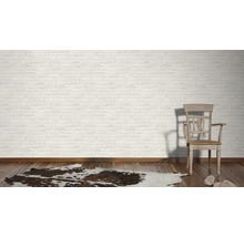Intérieur décoratif avec mur en briques, plancher en bois, tapis et chaise