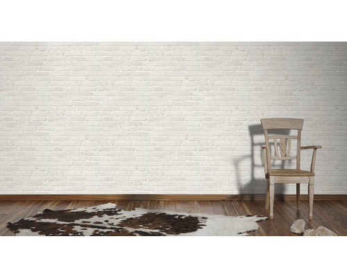 Dekoratives Interieur mit Ziegelwand, Holzboden, Teppich und Stuhl