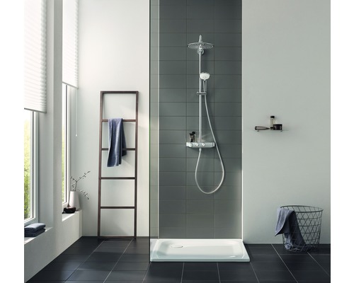Salle de bains moderne avec douche, receveur de douche et porte-serviettes