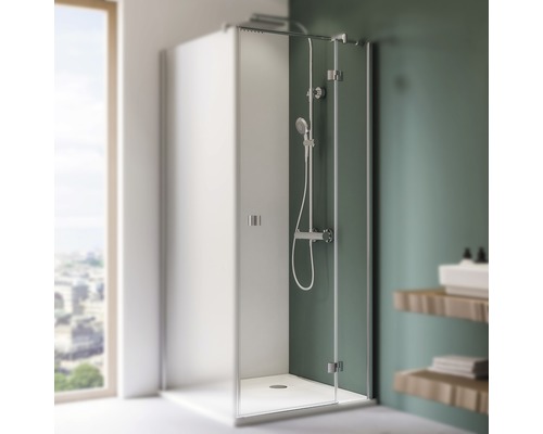 Douche avec robinetterie de douche et montage en angle dans une salle de bains