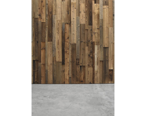 Revêtement en bois avec des planches irrégulières sur un mur.