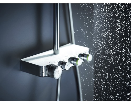 Robinet de douche avec jet d''eau dans la salle de bain