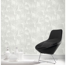 Innenraum mit gemusterter Tapete, Sessel und dekorativen Vasen