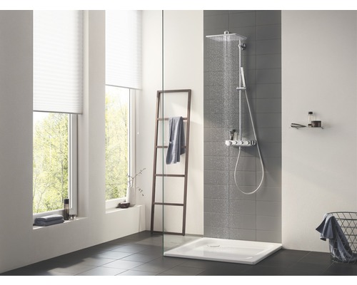 Helles Badezimmer mit Dusche, Duschwanne und Leiterregal