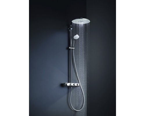 Système de douche avec douche de tête et douchette à main en fonctionnement